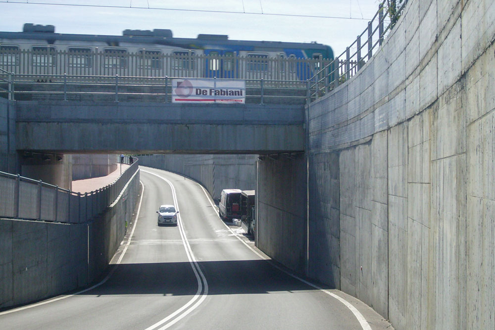 Die Bahnunterführung der Indipendenza Strasse in Crema ermöglicht die Durchfahrt einer Straße und eines Radwegs unter der Bahntrasse.