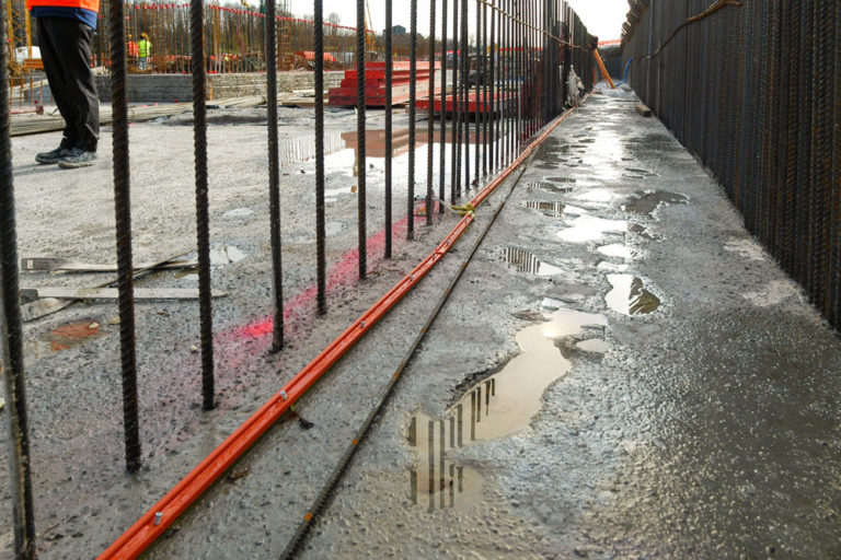The DRYset Channel is laid in the slab/wall joint to promote the homogenous diffusion of DRYflex Expanding Resin, which waterproofs the joint throughout its thickness.
