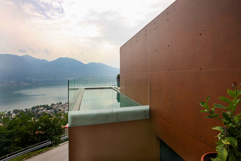 Mit Blick auf den Lago Maggiore das Haus mit hängendem Pool, das vom Ingenieur Bonalumi für sich selbst entworfen und entworfen wurde.