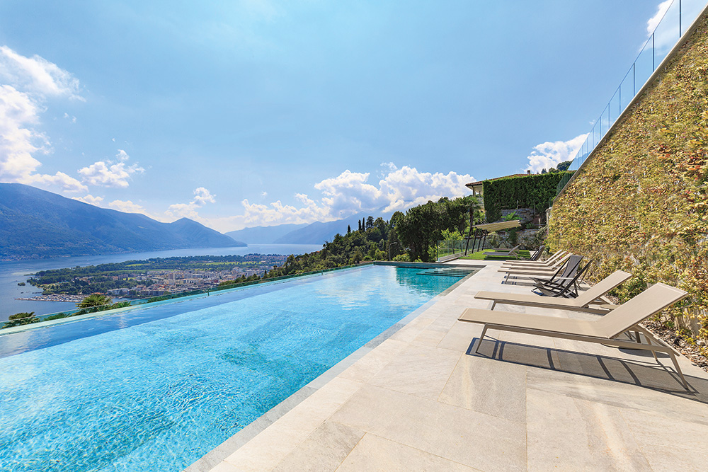 Einer der Swimmingpools der Cedrus-Residenz mit Blick auf den Maggioresee