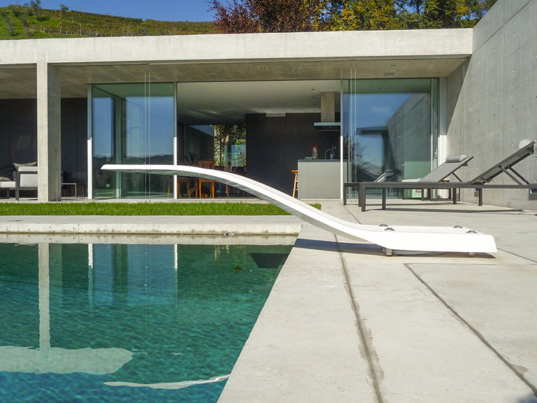 Il trampolino della piscina a sfioro della villa
