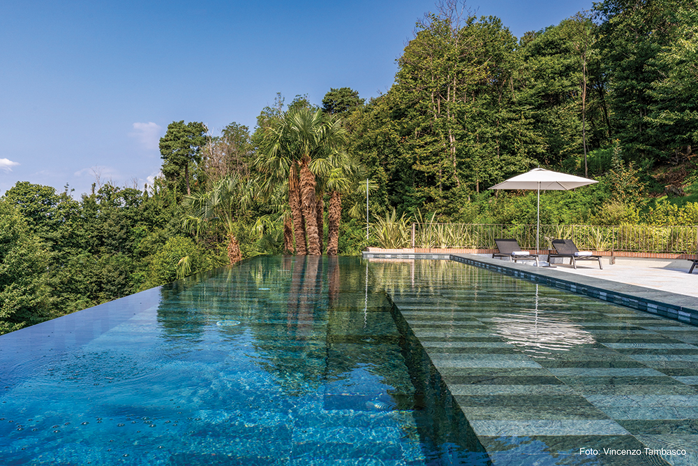 La piscina a sfioro della Tenuta de l'Annunziata, realizzata in calcestruzzo impermeabile e rivestita in pietra.